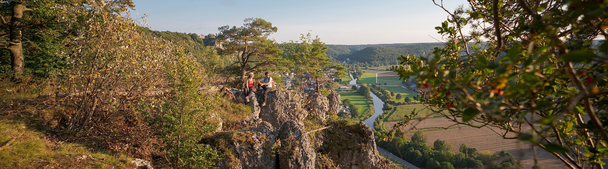 Wanderer auf der Arnsberger Leite am Altmühltal-Panoramaweg