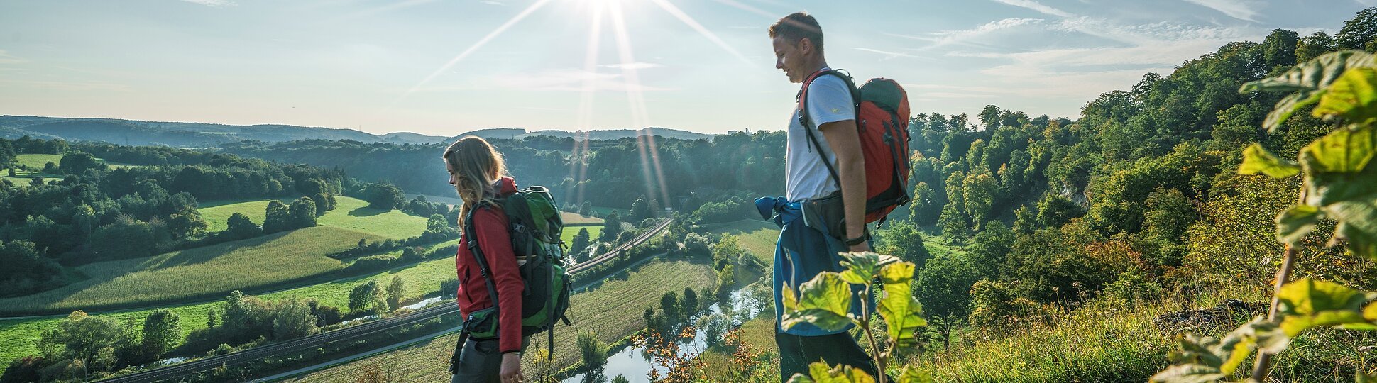 Wanderer oberhalb Hagenacker am Altmühltal-Panoramaweg