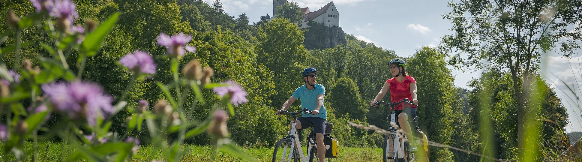 Radwanderer auf dem Altmühltal-Radweg bei Prunn