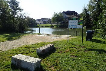 Anlegestelle für Bootswanderer mit Infotafel und Rastplatz.