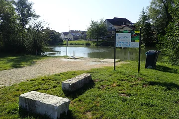 Anlegestelle für Bootswanderer mit Infotafel und Rastplatz.