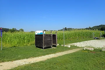 Umkleidekabine mit Dixitoilette für Bootswanderer.
