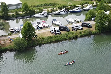 Der Wohnmobilstellplatz Haidhof liegt direkt am Main-Donau-Kanal. Einige Bäume spenden Schatten.