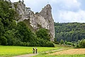 Rennradler bei Burgsteinfelsen Zwei Rennradler fahren unterhalb des massiven Burgsteinfelsen gen Dollnstein