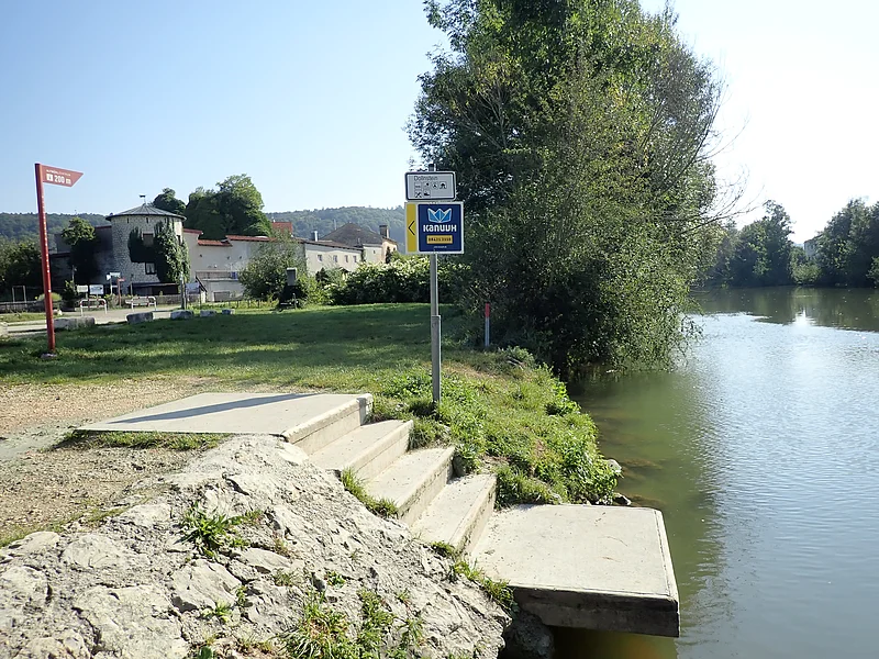 Anlegestelle für Bootswanderer mit Rastmöglichkeit.