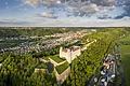 Eichstätt mit der Willibaldsburg Panoramablick auf eine Burg auf einem bewaldeten Hügel mit Stadt und Fluss im Hintergrund bei Tageslicht