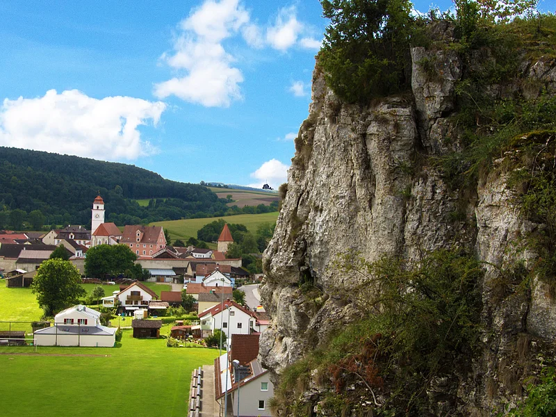 Ein Blick auf Dollnstein vom Maderfelsen aus.